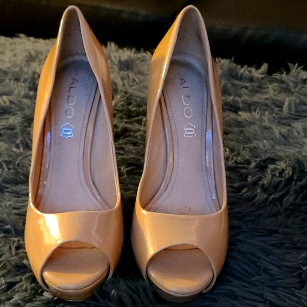 Heels Tan size 8 1\2 taupe Aldo heels